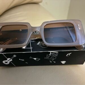 NWOT Vanlinker Chic Tan Square Sunglasses